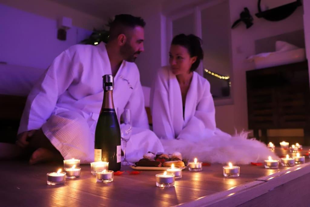 Love Room Unique - Sauna / Jacuzzi ชาร์เลอวิลล์-เมซิแยร์ ภายนอก รูปภาพ