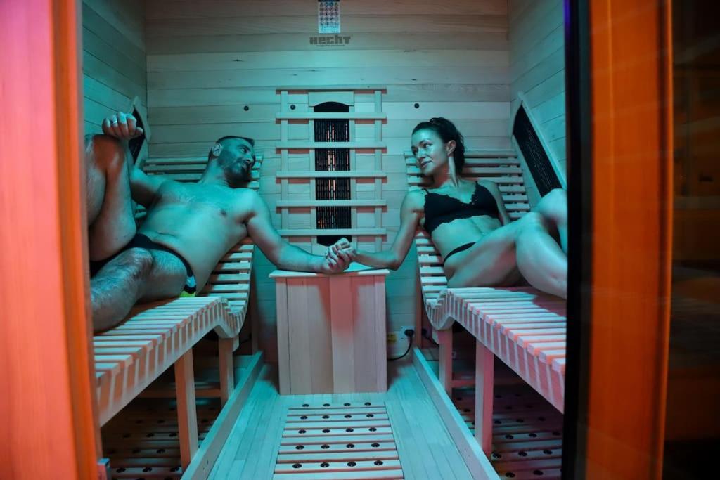 Love Room Unique - Sauna / Jacuzzi ชาร์เลอวิลล์-เมซิแยร์ ภายนอก รูปภาพ