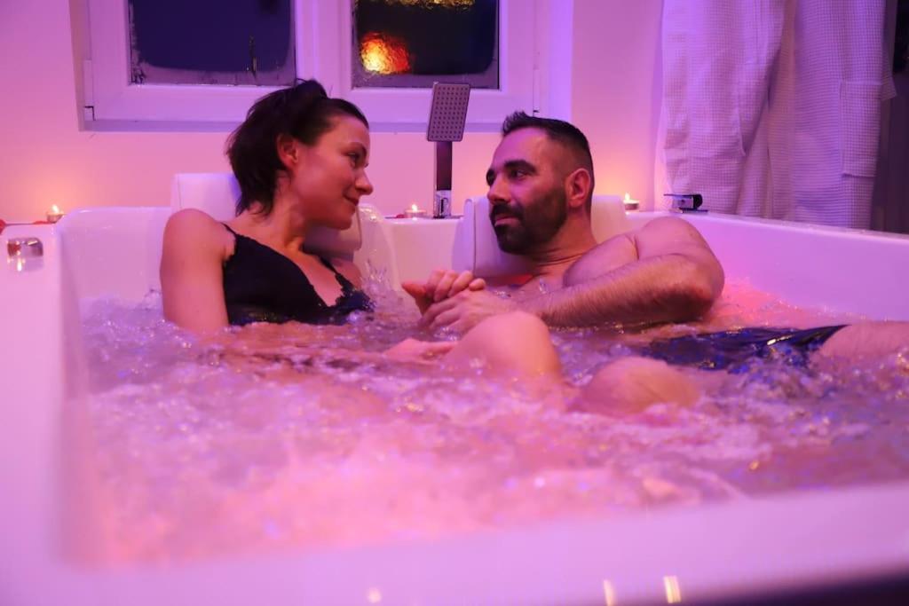 Love Room Unique - Sauna / Jacuzzi ชาร์เลอวิลล์-เมซิแยร์ ภายนอก รูปภาพ