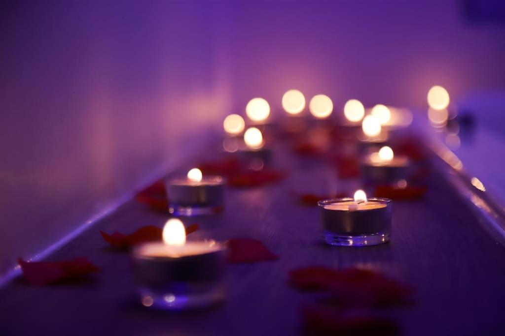 Love Room Unique - Sauna / Jacuzzi ชาร์เลอวิลล์-เมซิแยร์ ภายนอก รูปภาพ