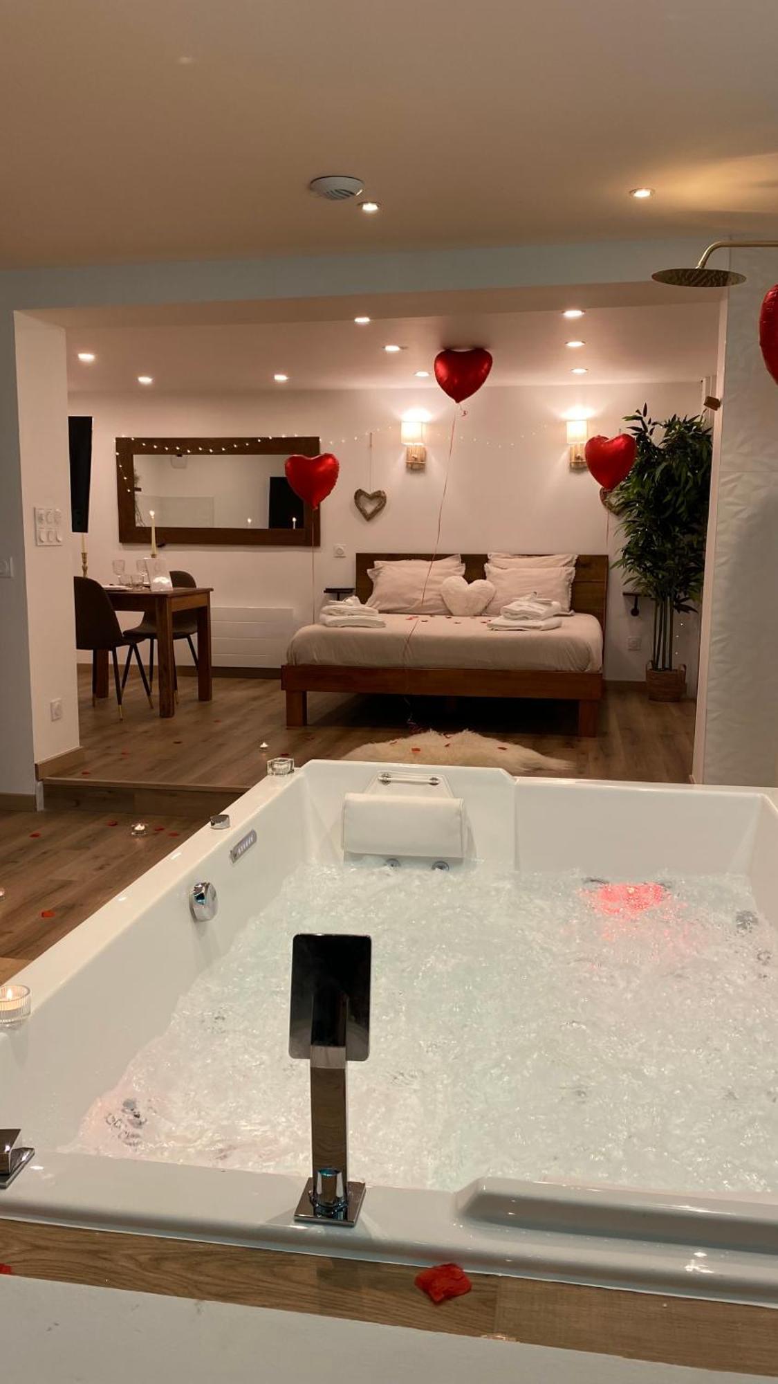 Love Room Unique - Sauna / Jacuzzi ชาร์เลอวิลล์-เมซิแยร์ ภายนอก รูปภาพ